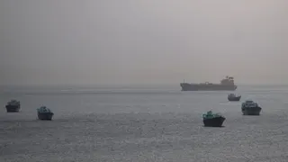 霍爾木茲海峽的船隻。照片拍攝於2026年5月1日。