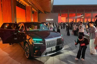 本月在宁波展出的新款Zeekr 8X插电式混合动力SUV模型。