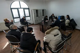 拿着手机的柳信中和在他右侧的贺树忠以及其他人正与当地政府举行仲裁会议。
