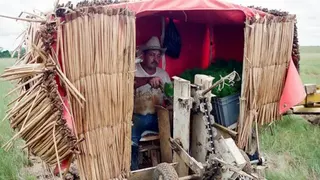 加維奧塔斯村的一位村民正在使用一台旨在最大限度減少對土壤影響的機器種植松樹幼苗。