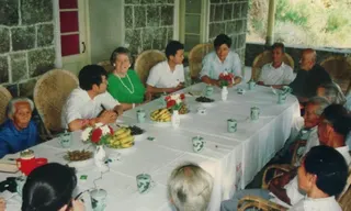 Mrs Gardner chats with Kuliang villagers about interesting anecdotes from the early years. Photo: Courtesy of People's Daily Digital Communication Co., Ltd.