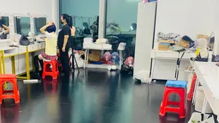 開播前，主播會提前幾小時到達公司進行當日的造型設計。