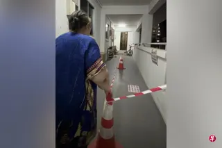 刘女士在家中庆生时，钢条击穿走廊屋顶从天而降。 （曾美玲摄）