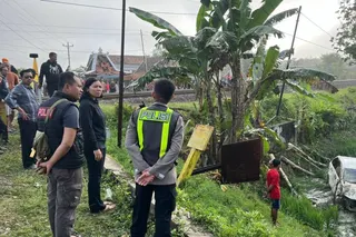 A vehicle struck by a passenger train, killing at least four people as it attempted to cross an unguarded railway crossing in Grobogan, Central Java. Photo: AFP/Grobogan police traffic unit