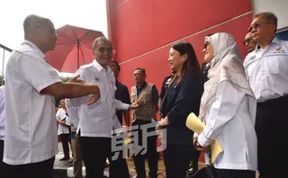 祖基菲里（左2）与杨巧双（右3）一同视察孟加拉拉健康诊所施工地。