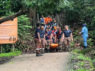 Police said the victim lost consciousness at an altitude of about 800 metres from the base of Gunung Lambak. — Bomba pic