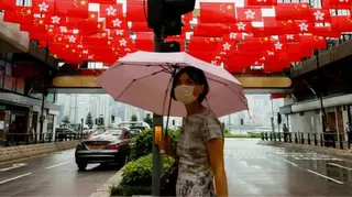 香港市面見到許多中國國旗和香港區旗。