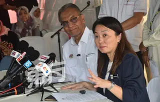 杨巧双（右）表示，希望尽可能缩短工程，加速推进项目落实，以便居民能更早受益，左为祖基菲里。