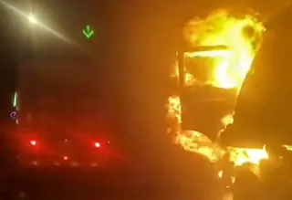 The truck, above, was burning fiercely when Zhang arrived on the scene. Photo: QQ.com