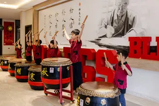 在埃斯特城的台湾佛寺，孩子们表演传统击鼓。