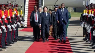 台灣總統賴清德在史瓦帝尼首相戴羅素陪同下，沿著紅地毯步行經過儀仗隊，抵達停機坪旁的專機。