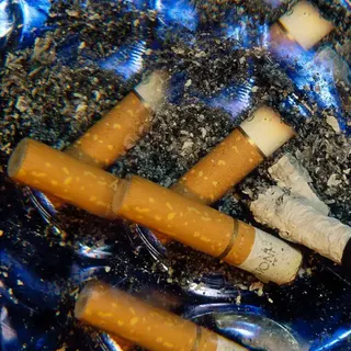 一堆煙蒂在煙灰缸中