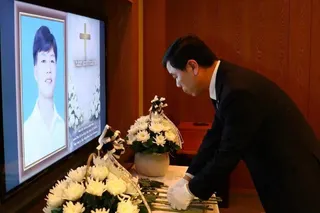 Park Jong-kil pays his respects at a memorial altar for Nguyen Van Tuan at Incheon International Airport on March 20. Photo: K-Comwel