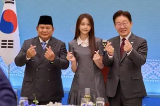 Indonesian K-pop idol Carmen poses for photos alongside Indonesian President Prabowo Subianto and his South Korean counterpart Lee Jae Myung at a state luncheon in Seoul on April 1. Photo: Instagram/2_jaemyung