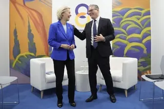 Ursula von der Leyen and Keir Starmer meeting at the EPC summit in Yerevan.