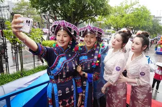 大巡游参与者自拍合照。（中新社）