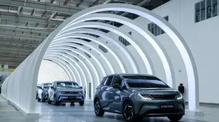 比亞迪（BYD Co.）海豚緊湊型掀背車。這輛公司第800萬輛電動車，攝於2024年7月4日（週四）泰國羅勇府尼科姆帕塔納比亞迪新工廠的開幕儀式。