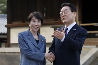 Japanese Prime Minister Sanae Takaichi (left) and South Korean President Lee Jae Myung visit the Horyu-ji temple in Ikaruga, Nara prefecture, on January 14. Photo: EPA