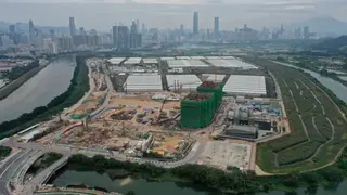 航拍香港—深圳邊界北部都會區新田科技城工地，左側為深圳市區（10/11/2024）