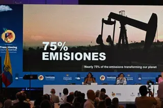 Image behind speakers on stage shows nodding donkey oil well with headline figure: 75% Emisiones