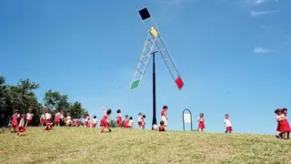 加維奧塔斯的孩子們在當地的一項生態發明附近玩耍