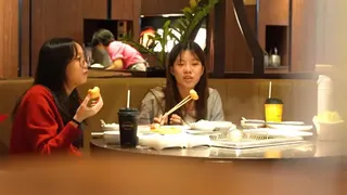 新加坡一家海底撈門店內，兩名女性顧客正在吃火鍋。