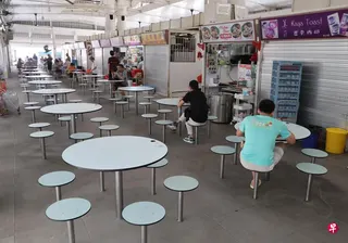 据勿洛北1街第216座巴刹与熟食中心商联会，第216座熟食中心里共有82家摊贩，但5月4日营业的不到一半。 （唐家鸿摄）