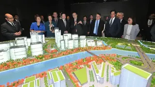 新加坡總理黃循財（前排左四）聽取中國香港特區官員介紹河套香港園區（中國香港特區政府新聞處／中新社圖片27/3/2026）
