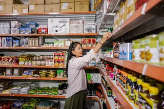塞丽娅·周在她家开的亚洲超市里。“对我们这代人来说，没有什么天经地义的忠诚。”