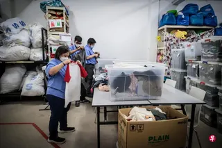 处理废弃纺织品费时费力，酷品的导览活动希望让大众正视时尚过度消费与纺织品浪费的问题，从而引发反思，推动改变。 （李冠卫摄）