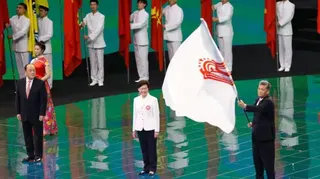西安奧體中心廣東省省長馬興瑞（右）揮舞中國全國運動會會旗，澳門特首賀一誠（左）與香港特首林鄭月娥（中）在旁觀看（27/9/2021）