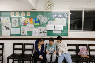 埃斯特城的台湾学校，正在一起玩游戏的孩子们。该城位于巴拉圭东部边境，是一个拥有多元文化的商业重镇，拥有庞大的台湾人社区。