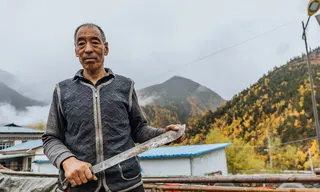 Sonam holds a souvenir knife gifted by the US for his contribution during the China-US joint expedition to search for World War II plane wrecks while standing in his home in Barang village, Nyingchi, Southwest China's Xizang Autonomous Region, in November 2025. Photo: Li Hao/GT