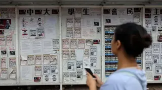 2017年9月20日，一名學生走過香港中文大學校園內的「民主牆」。