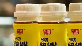 光明乳业产品上的光明集团标志（资料图片）