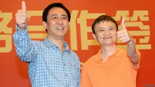 马云（右）与许家印在广州的签约仪式上竖起拇指（新华社图片5/6/2014）