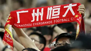 广州天河体育中心内一名广州恒大球迷举起球会围巾（22/4/2014）
