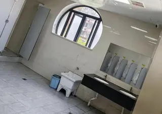 中國浙江溫州一所中學，被網友爆料校方在男廁裝設監視器，引發隱私爭議。圖／取自大河...
