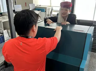 星兒透過報到櫃台、安檢、證照查驗到候機等一系列流程，體驗每個搭機環節。（圖／桃機提供）