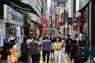 Shoppers in Myeong-dong in Seoul. Tourists in the Asean+3 bloc (comprising Asean's 11 member states and China, Japan and South Korea) increasingly do not carry cash, nor do they need to change currency for their trips.