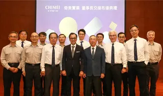 奇美實業今天舉行董事長交接典禮，經營團隊合影留念。(奇美實業提供／曹婷婷台南傳真)