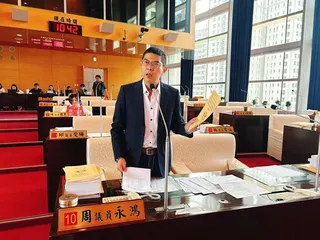 盧秀燕宣布台中NO鼠本周末全市大清消，民進黨議會黨團總召周永鴻諷，老鼠不會在馬路上等你掃。（圖：周永鴻提供）