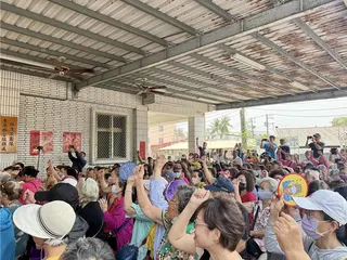 國民黨12日於東港鎮黨部召開說明會，宣布徵召洪志明參選鎮長，現場湧入數百名支持者，大家齊聲喊出口號，氣氛熱絡。（紀爰攝）
