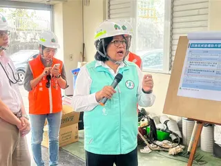 民進黨立委、嘉義市長參選人王美惠11日偕國土署官員察後湖抽水站。（王美惠提供／廖素慧嘉市傳真）