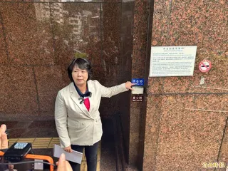 基隆市議員鄭文婷前往基隆地檢署告發市長謝國樑涉嫌圖利。(記者吳昇儒攝)