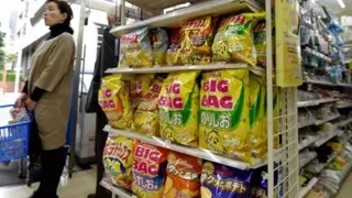 卡乐比（Calbee）表示，将把该公司薯片等部份主要产品的包装，由彩色改为黑白双色。（图取自法新社）