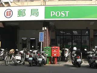 中華郵政ATM大當機，全台提款、轉帳一度停擺。（圖／中天新聞）