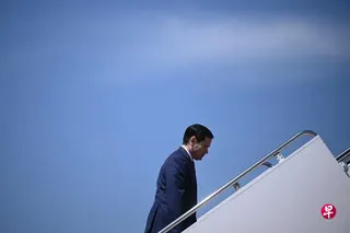 美国国务卿鲁比奥星期二（5月12日）在马里兰州安德鲁斯联合基地登上“空军一号”，启程前往中国展开为期三天的国事访问。 （法新社）
