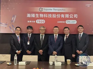 瀚陽董事長林舜孝（右3）與總經理林陽生（左3）是兄弟檔，一個負責財務，一個負責技術，一起帶領公司邁向興櫃之路。