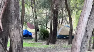 河边帐篷住出人命 澳洲小城拉响住房危机警报